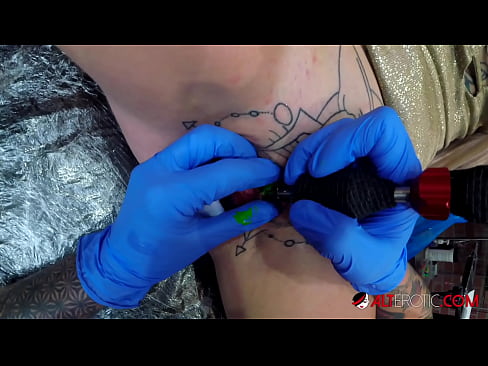 ❤️ Extremt tatuerade snyggingen Sully Savage fick en tatuering på sin klitoris ❤️❌ Pornvideo at porn sv.pornohdmega.ru ☑